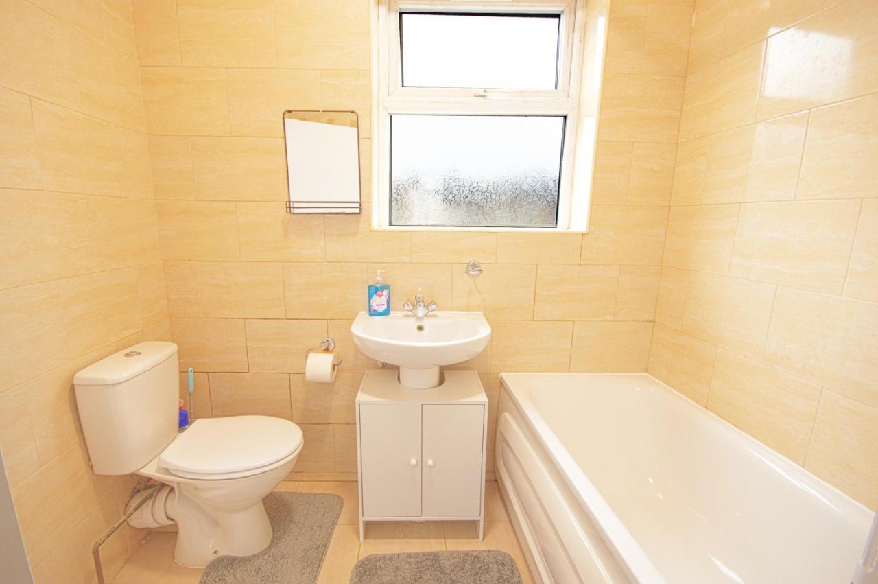 Cosy Family Home W/Wi-Fi, Parking, Self Check-In Лондон Экстерьер фото