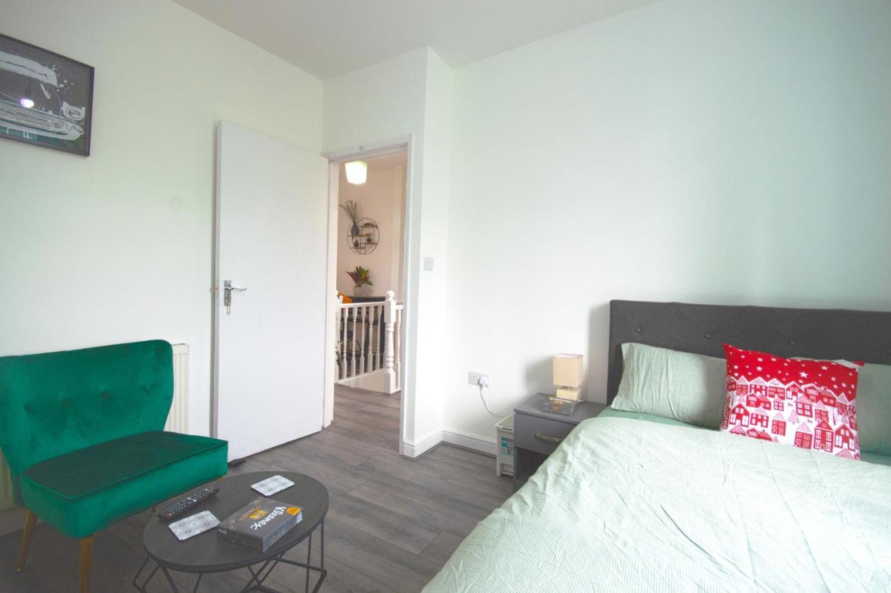 Cosy Family Home W/Wi-Fi, Parking, Self Check-In Лондон Экстерьер фото