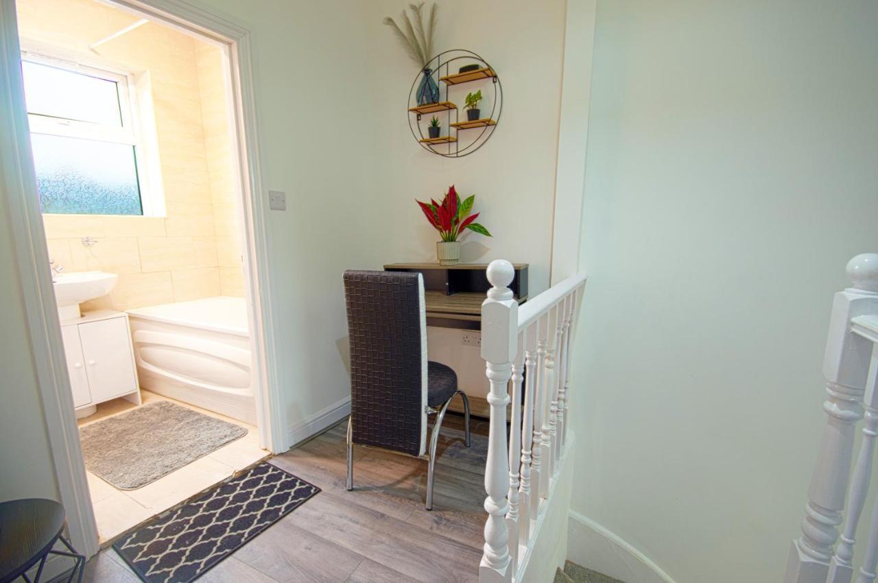 Cosy Family Home W/Wi-Fi, Parking, Self Check-In Лондон Экстерьер фото