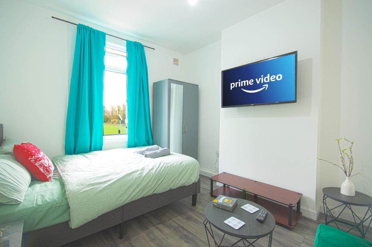 Cosy Family Home W/Wi-Fi, Parking, Self Check-In Лондон Экстерьер фото